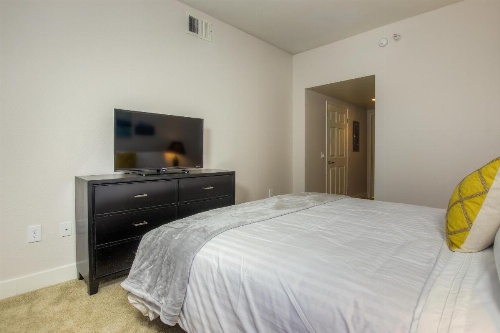 Wilshire Apartment 215 - 3 bedroom image 18