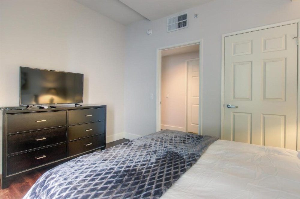 Wilshire Apartment 215 - 3 bedroom Image 32